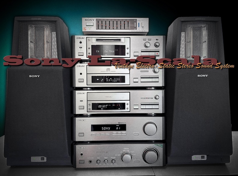 Puede incluir: Un sistema de sonido est&eacute;reo Sony vintage con m&uacute;ltiples componentes, incluyendo un reproductor de CD, una pletina de casete y un amplificador. El sistema es plateado con altavoces negros a cada lado. El texto "Sony La Scala" se muestra en la parte superior.