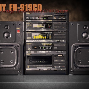 Puede incluir: Un sistema estéreo vintage Sony FH-919CD con dos altavoces. El sistema incluye un reproductor de CD, una pletina de casete y un sintonizador. Los altavoces y los componentes son negros con detalles plateados. El texto "SONY FH-919CD" es visible.