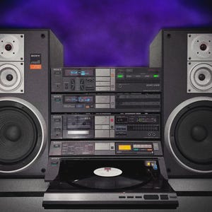 Może przedstawiać: Zestaw stereo w stylu vintage z dwoma dużymi czarnymi głośnikami flankującymi centralną jednostkę. Jednostka zawiera gramofon, odtwarzacz kaset i różne komponenty audio. System jest ustawiony na fioletowym tle.