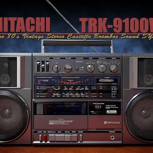 Puede incluir: Boombox Hitachi TRK-9100W vintage. El sistema de sonido estéreo de casete presenta un diseño plateado y gris con altavoces grandes, perillas de control y un contador de cinta. Se muestra el texto "Pure 80's Vintage Stereo Cassette Boombox Sound System".