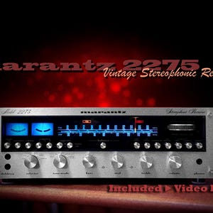 Puede incluir: Receptor estereofónico vintage Marantz 2275 con una placa frontal plateada y numerosas perillas y diales. La pantalla presenta iluminación azul. El texto "marantz 2275 Vintage Stereophonic Receiver" se muestra encima del receptor.