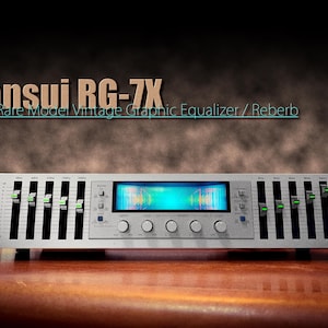 Può includere: Un equalizzatore grafico stereo Sansui RG-7X argentato con la scritta "Rare Model Vintage Graphic Equalizer / Reverb". L'unità ha più cursori, manopole e un display centrale. L'immagine è su uno sfondo scuro.