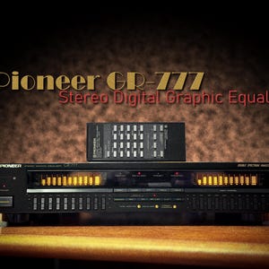 Op de afbeelding: Zwarte Pioneer GR-777 stereo digitale grafische equalizer met een afstandsbediening. De equalizer heeft verlichte oranje niveau-indicatoren en bedieningsknoppen. De tekst "Pioneer GR-777 Stereo Digital Graphic Equalizer" wordt weergegeven.