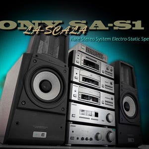 Puede incluir: Un sistema est&eacute;reo vintage con el texto "SONY LA-SCALA SA-S1 Rare Stereo System Electro-Static Speakers". El sistema incluye dos altavoces negros grandes y una pila de componentes de audio plateados.