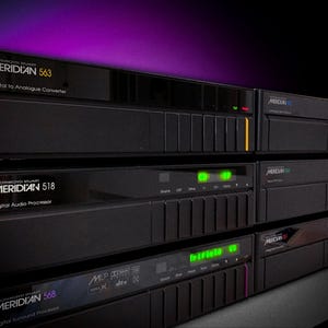 以下が含まれることがあります： デジタル-アナログコンバーターとデジタルオーディオプロセッサーを含む、黒いMeridianオーディオコンポーネントのスタック。ユニットには、照明付きディスプレイとMeridianのロゴがあります。背景は紫と黒のグラデーションです。