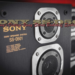 Puede incluir: Primer plano de un altavoz vintage Sony SS-D501. El altavoz negro tiene dos rejillas de altavoz circulares con ribete plateado. El texto "SONY" y "SS-D501" son visibles, junto con otras especificaciones t&eacute;cnicas.