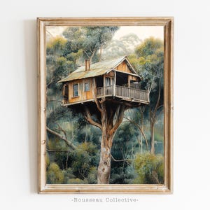 Stampa artistica di una casa sull'albero rustica: illustrazione ad acquerello di una cabina di legno elevata immersa in una lussureggiante foresta con fascino rustico e vibrazioni naturali.