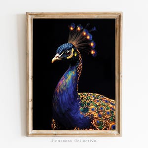 Levendige verlichte pauw PhotoArt-print | Majestueuze blauwe pauw met gloeiende details | Uniek natuurmuurdecor, cadeau exotische vogelkunst