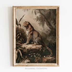 Könnte beinhalten: Eine gerahmte Vintage-Illustration eines Leoparden, der auf einem Felsen in einer Dschungelkulisse sitzt. Der Leopard ist braun mit schwarzen Flecken und blickt nach links. Der Hintergrund ist dunkelgrün und braun mit Blattwerk.