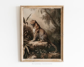 Op de afbeelding: Een ingelijste vintage illustratie van een luipaard dat op een rots zit in een jungle-omgeving. De luipaard is bruin met zwarte vlekken en kijkt naar links. De achtergrond is donkergroen en bruin met bladeren.