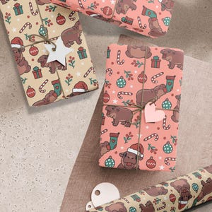 Carta da regalo arrotolata con stampa Moo Deng di Natale - Meme di un simpatico ippopotamo - Perfetta per regali per bambini, articoli per feste e celebrazioni natalizie