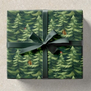 Carta da regalo con albero di pino con scoiattoli e uccelli – Scena di foresta verde senza soluzione di continuità con simpatici animali – Carta regalo di Natale del bosco
