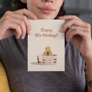 Cartes d'anniversaire Capybara (5 pièces) : faites sensation avec ces jolies cartes d'anniversaire Capybara ! Impression amusante de Capybara prenant un bain avec un canard en caoutchouc