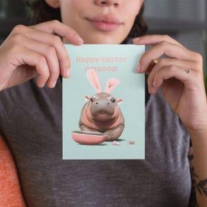 Personalisierte Osterkarte – süßes Baby Nilpferd Moo Deng als Osterhase – Ostergruß mit individuellem Namen – lustige und bezaubernde Frühlingsfeiertagskarte
