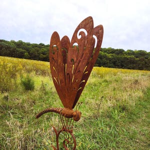 Escultura rústica de libélula de metal – Arte de jardín reciclado para decoración de patio e interiores, regalo artesanal de estilo rústico.