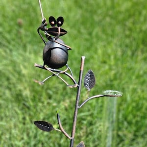 Frog Rain Gauge with Umbrella – Whimsical Metal Garden Stake Decor – Outdoor Rain Meter Yard art, Funny Frog Garden Gift