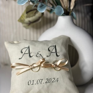 Custom embroidered ring pillow cushion. Initials alliance holder cushion. Wedding rings. Arras, rings.