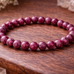 Puede incluir: Un letrero de madera rústica con el texto "Welcome to our home" en letras blancas. El letrero presenta un acabado envejecido y un diseño simple y acogedor, ideal para la decoración de la puerta principal.