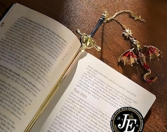 Personalisierte Drachen Schwert Lesezeichen für Leser, individueller Name Fantasy Bookish Geschenk, Buch-Liebhaber, Silber Gold Metall Anhänger für Leseratten