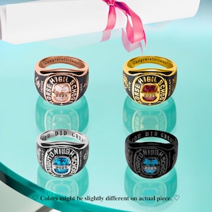Puede incluir: Cuatro anillos de graduación con piedras centrales y el texto Morse High School o Haughton High School y 2025. Los anillos son de oro rosa, oro amarillo, plata y metal negro. Las bandas interiores tienen grabados Congratulations o You Did Great.