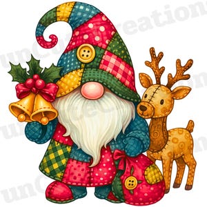 Könnte beinhalten: Eine skurrile Weihnachtsgnom-Illustration mit langem weißem Bart, der goldene Glocken und einen roten Sack hält. Der Gnom trägt einen Patchwork-Hut und -Mantel und steht neben einem Stoffrentier. Festliche Weihnachtsdekoration.