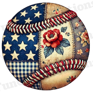 Puede incluir: Una pelota de béisbol con un diseño de patchwork que presenta la bandera estadounidense, patrones florales y una rosa roja. La pelota tiene costuras rojas y blancas y un patrón de cuadros azules y blancos.