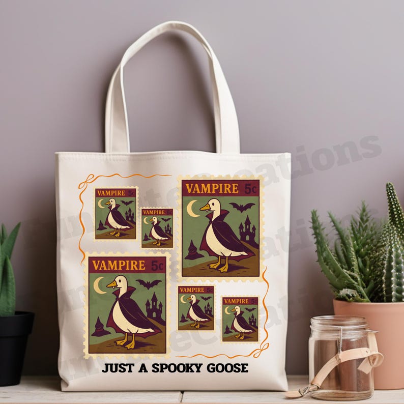 Op de afbeelding: Een cr&egrave;mekleurige draagtas met een ontwerp van postzegels met een cartoon gans verkleed als een vampier. De postzegels zijn in groen, paars en bruin, met de tekst "VAMPIRE 5c" en "JUST A SPOOKY GOOSE".