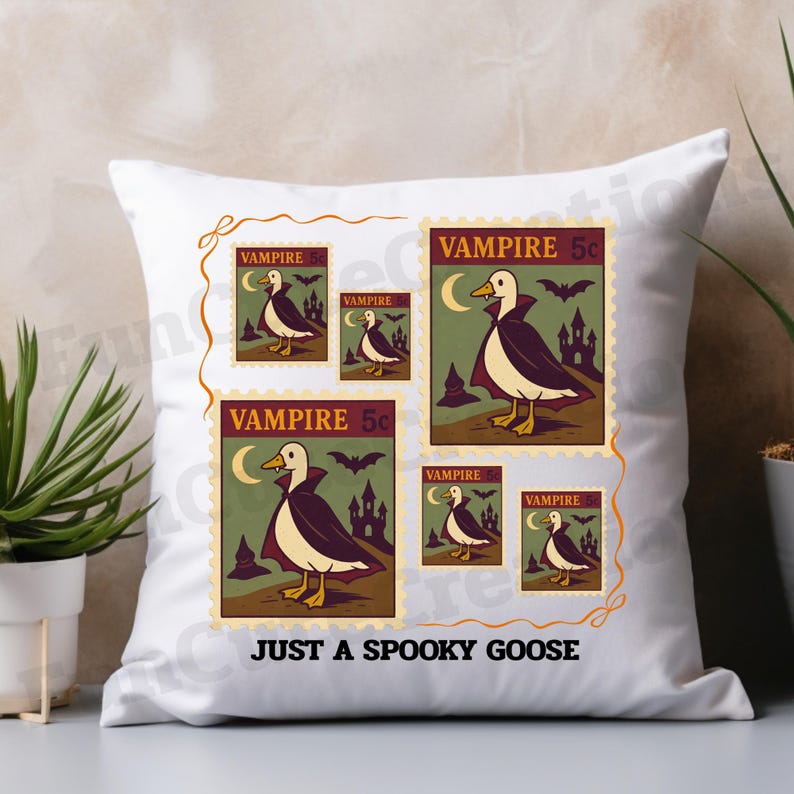 Op de afbeelding: Wit vierkant kussen met een print van een gans verkleed als vampier op postzegels. De postzegels tonen een gans met een cape, een halve maan, vleermuizen en een kasteel. Tekst luidt "VAMPIRE 5c" en "JUST A SPOOKY GOOSE."