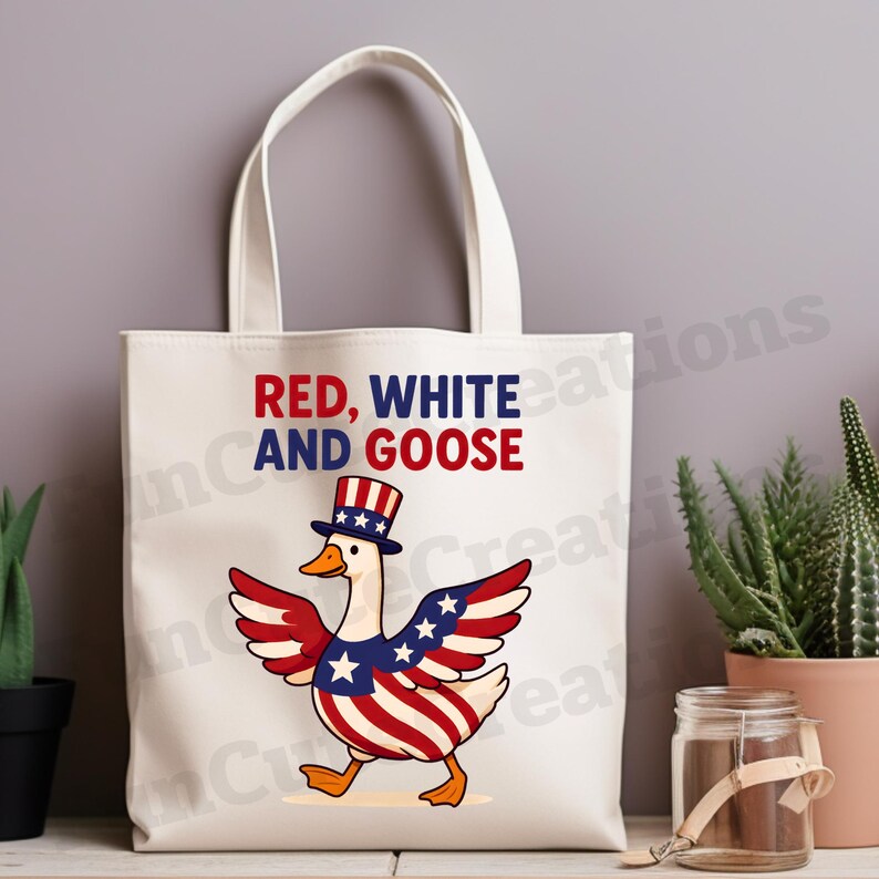 K&ouml;nnte beinhalten: Eine wei&szlig;e Tragetasche mit einer Cartoon-Gans in patriotischer Kleidung. Die Gans hat rot-wei&szlig;-blaue Fl&uuml;gel und einen Zylinder. Der Text "RED, WHITE AND GOOSE" ist in Rot und Blau &uuml;ber der Gans aufgedruckt.