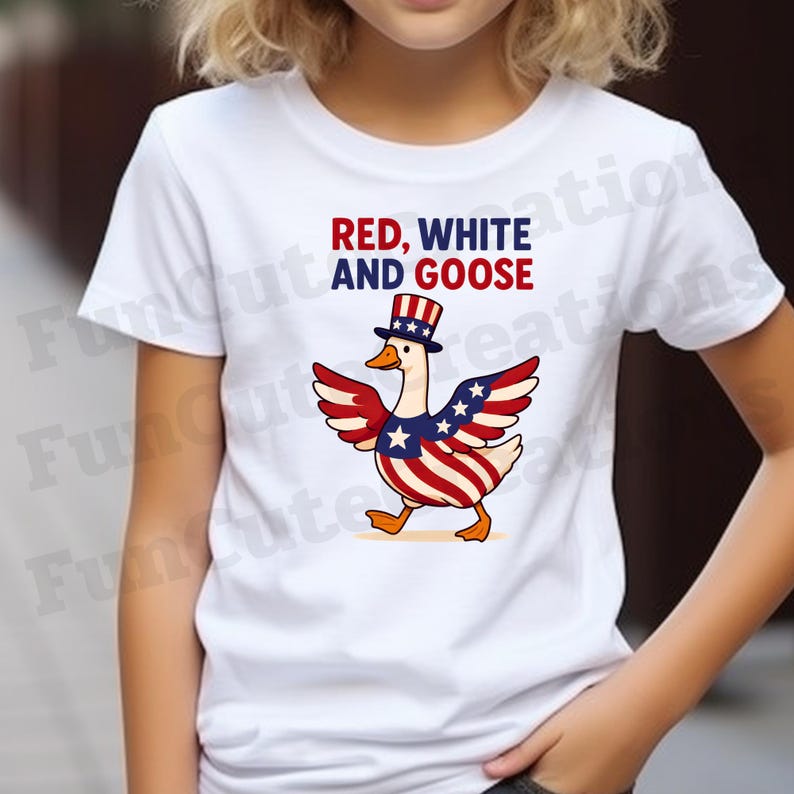 K&ouml;nnte beinhalten: Wei&szlig;es T-Shirt mit einem patriotischen G&auml;nsemotiv. Die Gans tr&auml;gt einen Zylinder und hat Fl&uuml;gel und K&ouml;rperstreifen in Rot, Wei&szlig; und Blau. Der Text "RED, WHITE AND GOOSE" steht &uuml;ber der Gans.
