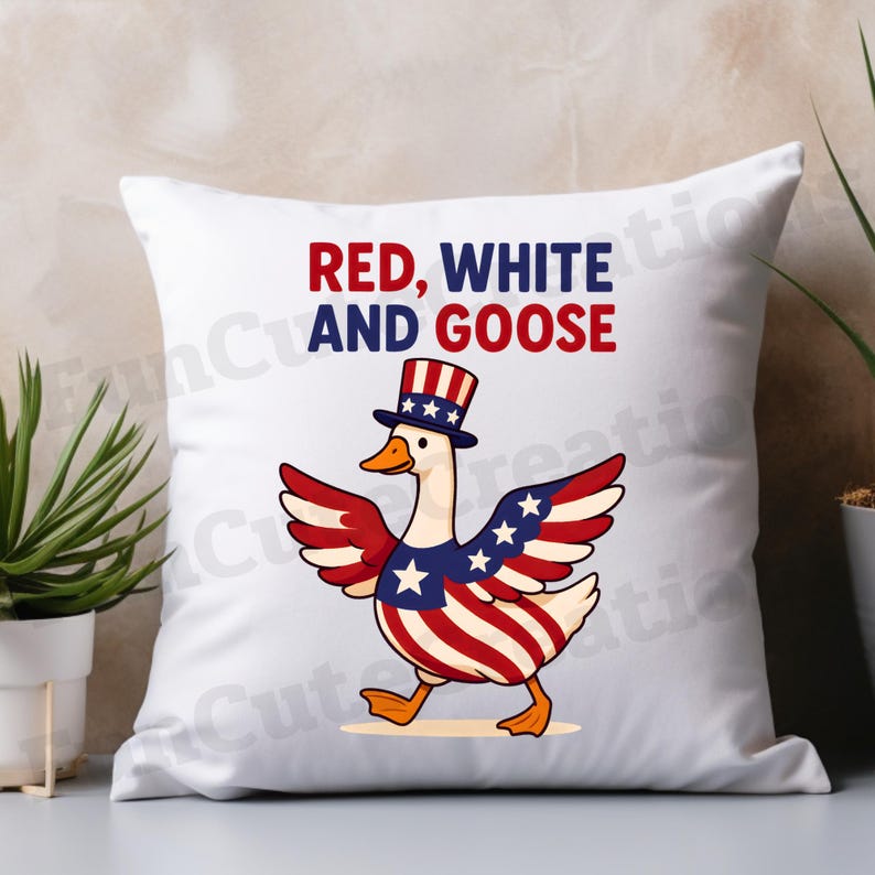K&ouml;nnte beinhalten: Wei&szlig;es quadratisches Kissen mit einer Cartoon-Gans in patriotischen Farben. Die Gans tr&auml;gt einen Zylinder und hat rot-wei&szlig;-blau gestreifte Fl&uuml;gel und einen K&ouml;rper. Der Text "RED, WHITE AND GOOSE" steht &uuml;ber der Gans.