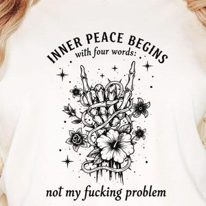 Wewnętrzny spokój PNG, grafika z przekleństwami „To nie mój problem”, sarkastyczny cytat o uważności, zabawny projekt koszulki, humor dla dorosłych, plik cyfrowy do użytku komercyjnego