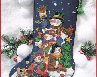 サンタと雪だるまのストッキングのクロスステッチパターン