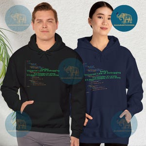 Può includere: Due felpe con cappuccio nere e blu navy con una citazione di programmazione umoristica sul debug. La citazione dice "La legge universale del debug di Charlie: Se compila, è sbagliato. Se non compila, è anche sbagliato." e "La legge universale del debug di Emily: Se compila, è sbagliato. Se non compila, è anche sbagliato."