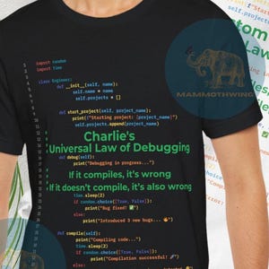 Pode incluir: Uma camiseta preta com um design humorístico de código de programação. O código apresenta o texto "Charlie's Universal Law of Debugging" e as linhas "If it compiles, it's wrong. If it doesn't compile, it's also wrong."