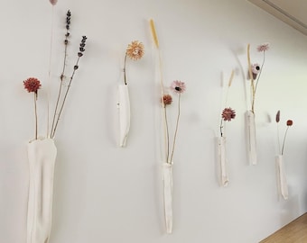 Vasi di porcellana sospesi