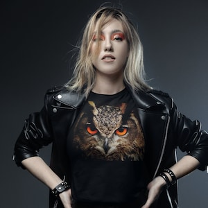 クールなフクロウのTシャツをあなたの顔にデザイン。動物愛好家に最適。鳥愛好家への素晴らしい贈り物。男性にも女性にもユニセックスな贈り物としてアピールできます。