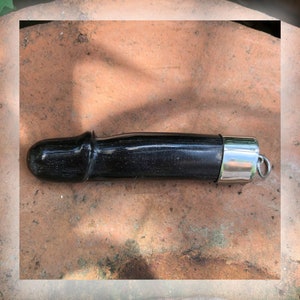 Può includere: Un set di tre tazze in ceramica con finitura maculata e opaca. Le tazze sono nei toni crema, grigio chiaro e grigio scuro. Ogni tazza ha un design semplice e minimalista, perfetto per caffè o tè.