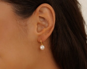 Natural Freshwater Pearl Hook Earrings, Minimalist Pearl Earrings, Pearl Drop Earrings Gold, Huggie Earrings, Gift for Mom, Bridesmaid Gift