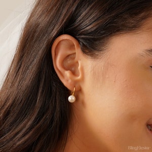 Natural Freshwater Pearl Hook Earrings, Minimalist Pearl Earrings, Pearl Drop Earrings Gold, Huggie Earrings, Gift for Mom, Bridesmaid Gift zdjęcie 5