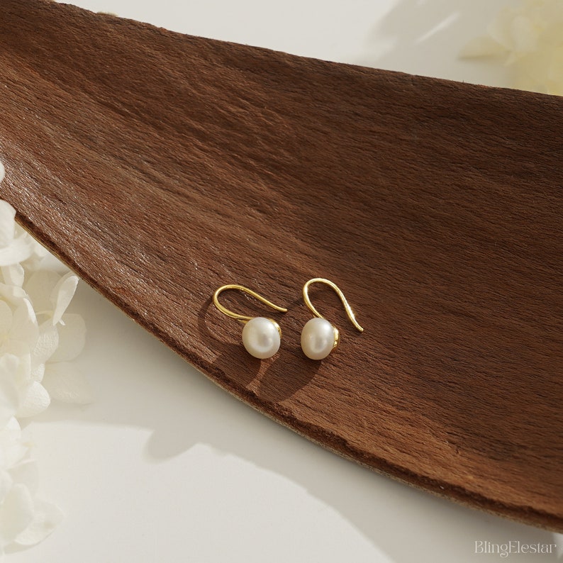 Natural Freshwater Pearl Hook Earrings, Minimalist Pearl Earrings, Pearl Drop Earrings Gold, Huggie Earrings, Gift for Mom, Bridesmaid Gift zdjęcie 2