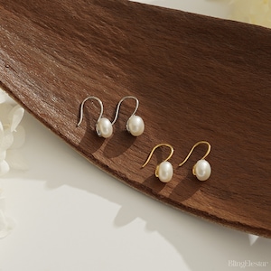 Orecchini con gancio per perle d'acqua dolce naturali, orecchini di perle minimalisti, orecchini pendenti con perle dorate, orecchini Huggie, regalo per la mamma, regalo da damigella d'onore immagine 6
