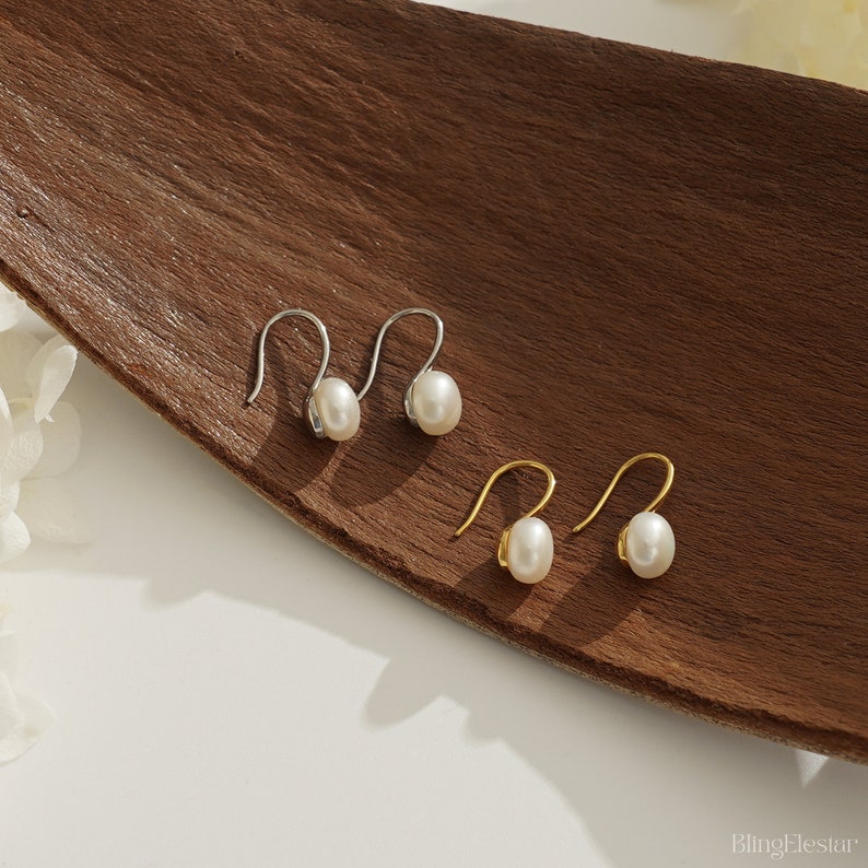 Boucles d'oreilles crochet en perles d'eau douce naturelles, boucles d'oreilles en perles minimalistes, boucles d'oreilles pendantes en perles dorées, boucles d'oreilles Huggie, cadeau pour maman, cadeau de demoiselle d'honneur image 6