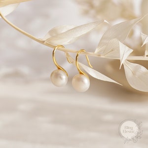 Natural Freshwater Pearl Hook Earrings, Minimalist Pearl Earrings, Pearl Drop Earrings Gold, Huggie Earrings, Gift for Mom, Bridesmaid Gift zdjęcie 4