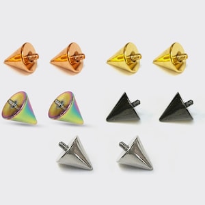 Puede incluir: Conjunto de diez tachuelas piramidales de metal en varios colores, incluyendo oro, oro rosa, negro, plata e iridiscente. Las tachuelas tienen un diseño de tornillo y son adecuadas para proyectos de manualidades y bricolaje.