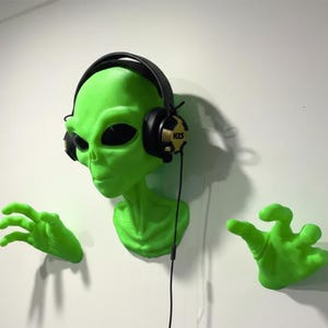 Alien Wall Mounted Headset and Controller Holder