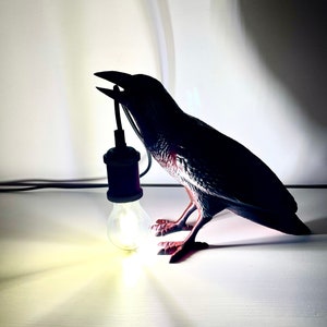 Rabe Lampenhalter | Mystische Krähe Deko | Einzigartige Tischlampe | Vogel Figur | 3D Druck Wohnaccessoire | Design Tischlampe | Mystisch