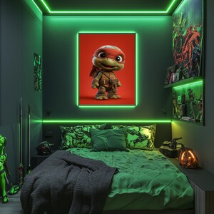 Puede incluir: Un dormitorio con temática de las Tortugas Ninja. La habitación cuenta con una imagen enmarcada de Rafael, ropa de cama verde e iluminación verde de acento. Hay almohadas decorativas y una manta gris oscura en la cama.