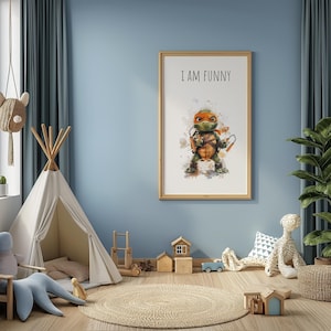 Könnte beinhalten: Ein gerahmter Druck mit einer Aquarellillustration eines Teenage Mutant Ninja Turtle-Charakters. Das Kunstwerk in Holzrahmen trägt den Text "I AM FUNNY". Der Raum hat eine blaue Wand, ein Tipi und einen runden Teppich.
