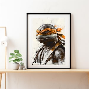 Op de afbeelding: Een zwart-witte illustratie van een Teenage Mutant Ninja Turtle met een oranje masker. De illustratie is gemaakt in aquarelstijl met spatten van kleur.